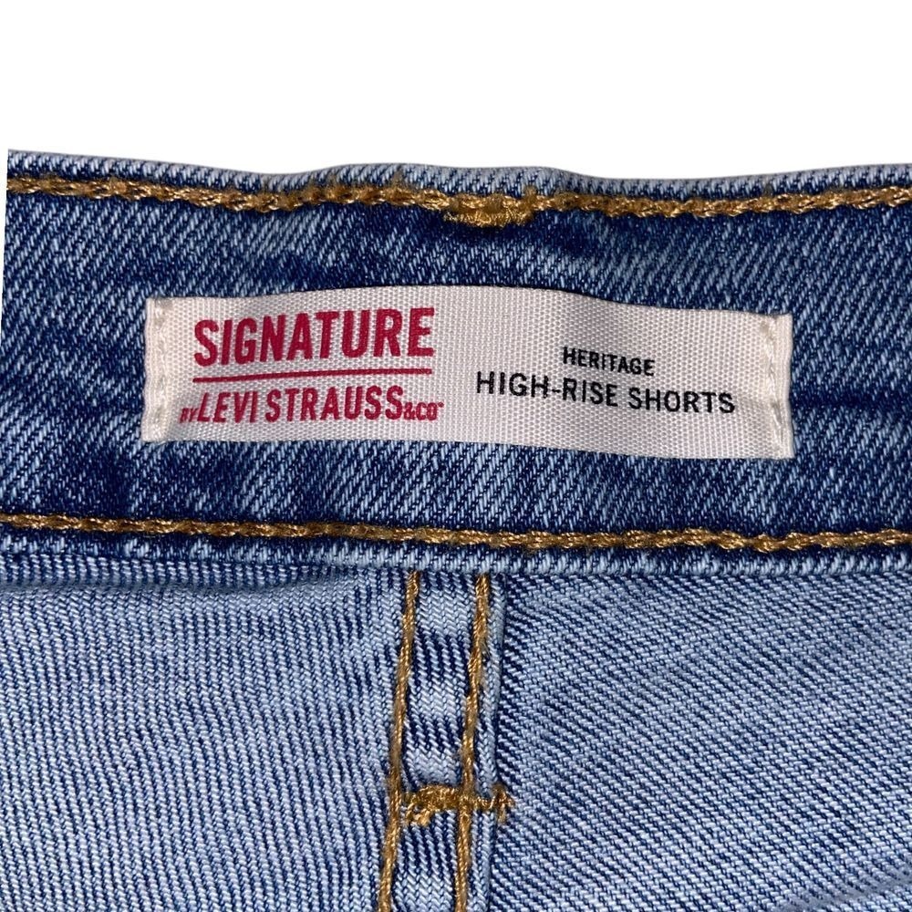 Signature by Levi Strauss Heritage High Rise Denim Shorts Light Wash Raw Hem 6 - Picture 5 of 9